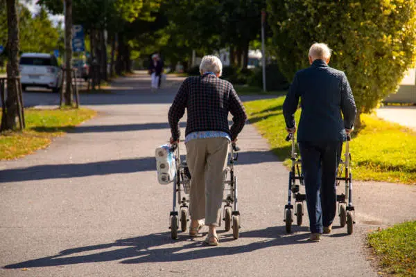 Spaziergang zweier Senioren mit Rollatoren in München