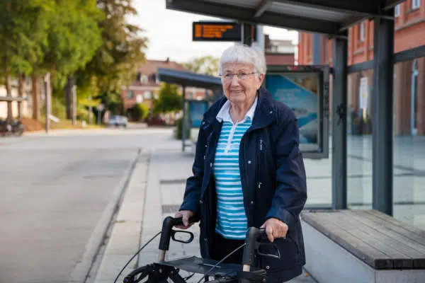 Dame mit indivdiuellem Rollator vom Sanitätshaus München ergonomic care