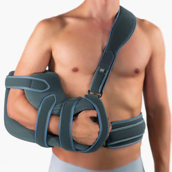 Arm in Schulterbandage fixiert