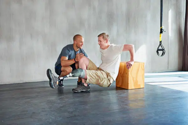 Sport mit amputiertem Unterschenkel mit Prothese